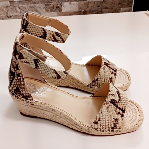 Vince Camuto leather wedges. Adjustable velcro strap. EUC. Size 8.5 - Picture 4 of 4